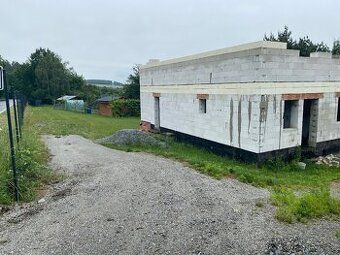 Prodám stavební pozemek s rozestavěnou stavbou, vč. platného