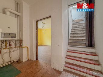 Nabízíme k prodeji rodinný dům o dispozici 4+1 a užitné ploš