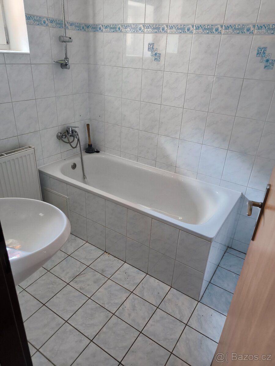 Nabízím pronájem lužka V Olomouci-Lazce.Ke každému lůžku je 