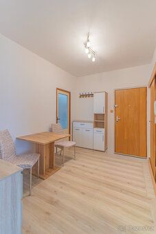 Nabízíme k pronájmu slunný a udržovaný byt 3+1 se zasklenou 