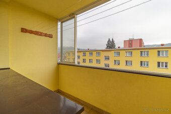 Nabízíme k pronájmu slunný a udržovaný byt 3+1 se zasklenou 