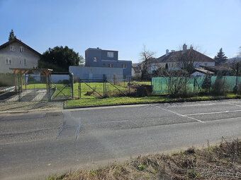 Volný pozemek se samostatným vjezdem. Plocha 114m2.