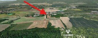 Volný pozemek se samostatným vjezdem. Plocha 114m2.