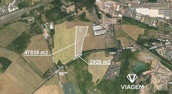 Volný pozemek se samostatným vjezdem. Plocha 114m2.