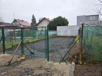 Volný pozemek se samostatným vjezdem. Plocha 114m2.