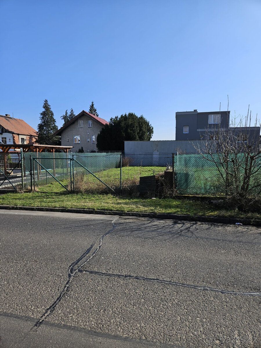 Volný pozemek se samostatným vjezdem. Plocha 114m2.