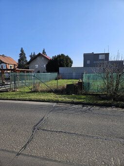 Volný pozemek se samostatným vjezdem. Plocha 114m2.