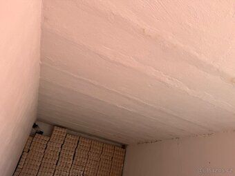 Nabizim k dlouhodobemu pronajmu velmi peknou zdenou garaz o 