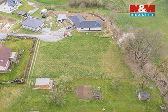 Prodej pozemku k výstavbě bydlení o výměře 1 948 m² a podílu