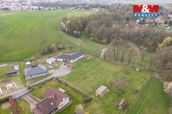 Prodej pozemku k výstavbě bydlení o výměře 1 948 m² a podílu