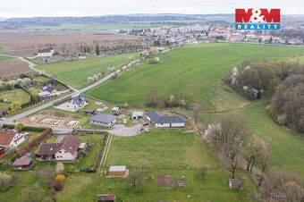 Prodej pozemku k výstavbě bydlení o výměře 1 948 m² a podílu