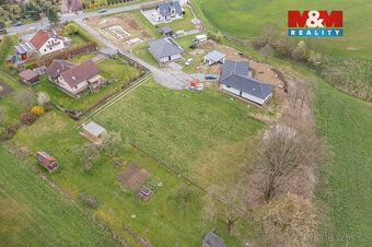 Prodej pozemku k výstavbě bydlení o výměře 1 948 m² a podílu