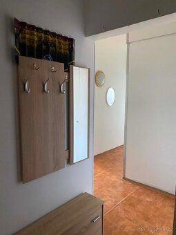 Pronájem. Byt 2+kk s prosklenou lodžií, zařízený, ulice N. F