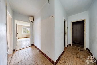 Nabízíme k prodeji prostorný byt o dispozici 2+1 s podlahovo