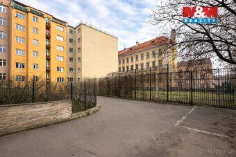 Nabízíme k prodeji světlý byt o dispozici 2+kk a celkové plo
