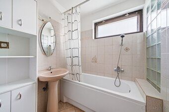Nabízíme k prodeji prostorný patrový rodinný dům se dvěma sa