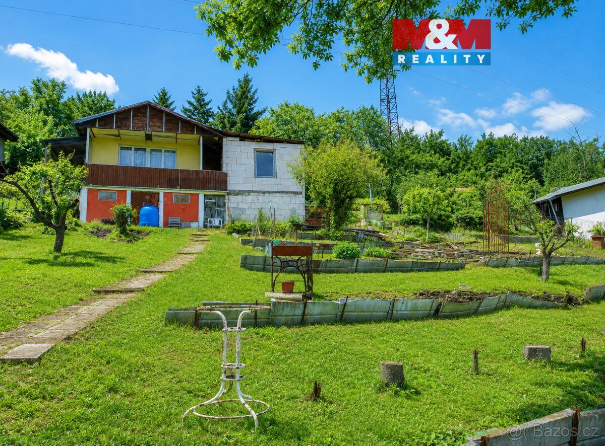 Nabízíme k prodeji chatu se zahradou o celkové výměře 700 m²