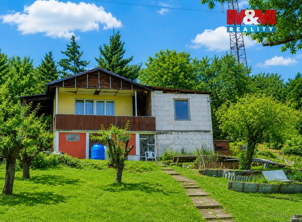 Nabízíme k prodeji chatu se zahradou o celkové výměře 700 m²