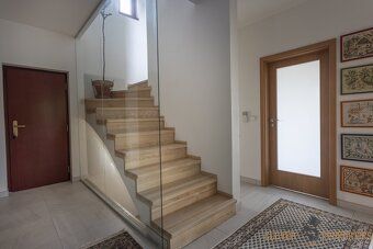 Ev.č. 00940 Luxusní rodinný dům se 4 terasami, garáží a neop