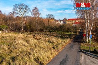 Nabízíme prostorný pozemek o výměře 4 313 m² v centru obce J