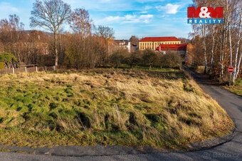 Nabízíme prostorný pozemek o výměře 4 313 m² v centru obce J