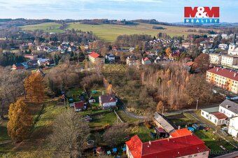 Nabízíme prostorný pozemek o výměře 4 313 m² v centru obce J