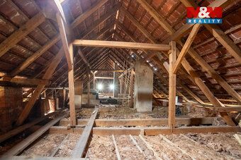 Nabízíme k prodeji samostatně stojící rodinný dům v klidné č