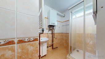 Nabízím vám prostorný a velmi prakticky řešený byt 3+1 s vla