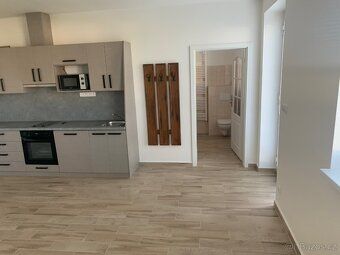 Pronájem bytu 2+KK, 51 m2, v přízemí. Byt je nový, okna plas