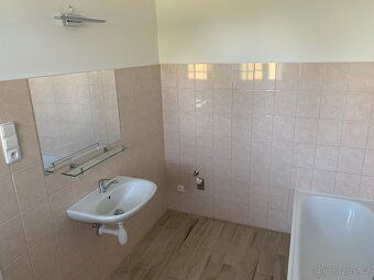 Pronájem bytu 2+KK, 51 m2, v přízemí. Byt je nový, okna plas