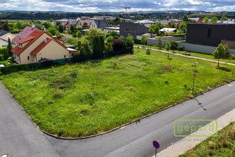 Stavební pozemek o velikosti 1196 m2 v Jesenici, Praha - záp