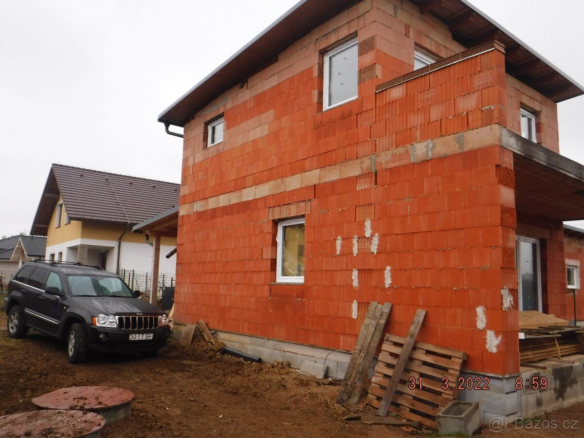 Prodám rozestavěný dům v Blovicích u Vlčic.Dům je stavěn jak