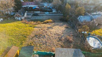 Stavební pozemek o rozloze 1 000 m² v pražských Kolodějích p