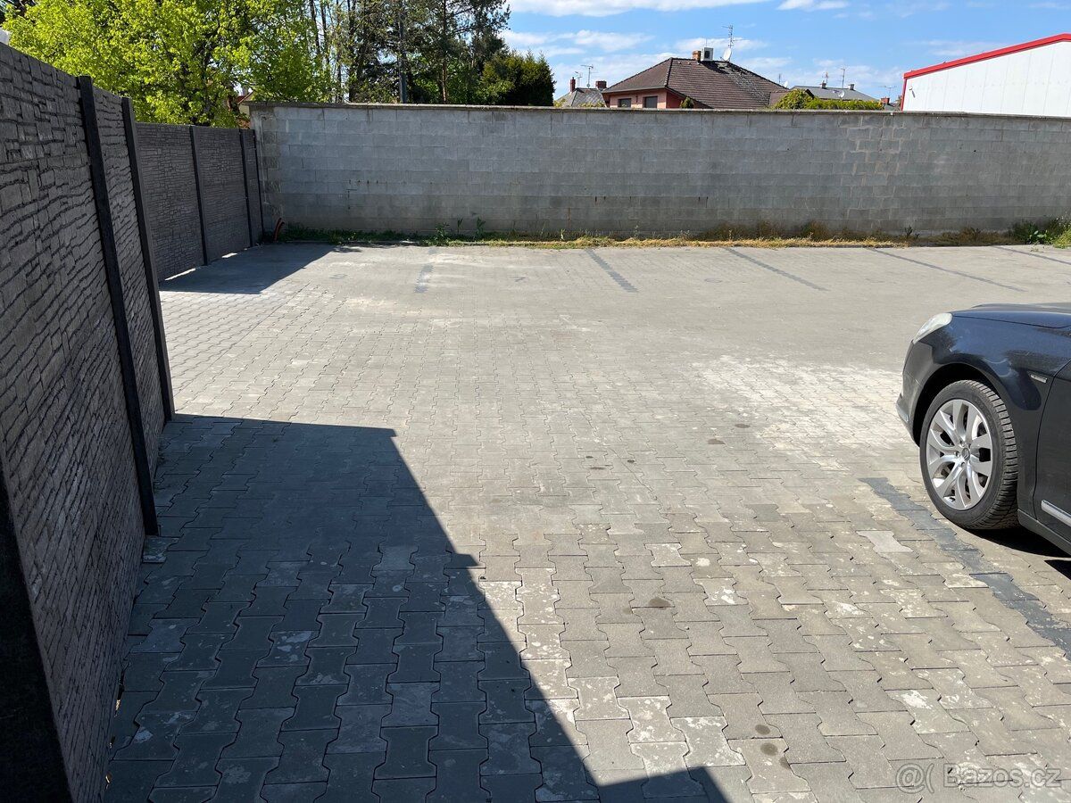 Pronajmu soukromé parkovací stání v uzavřeném objektu se skv