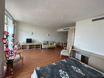 Relax Properties vám nabízí k prodeji prostorný apartmán s v