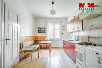 V zastoupení majitelů nabízíme k prodeji prostorný třípodlaž