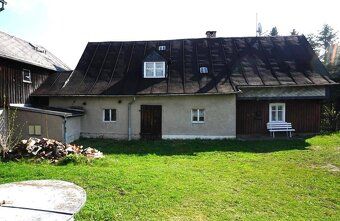 Nabízíme k prodeji bývalou zemědělskou usedlost v klidné obc