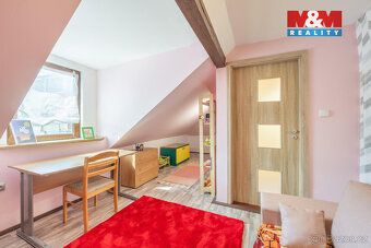Nabízíme Vám rodinný dům o dispozici 7+1, 191 m2, který se n