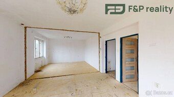 Velký třígenerační rodinný dům na pozemku 678 m2 určený k re