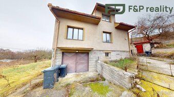 Velký třígenerační rodinný dům na pozemku 678 m2 určený k re