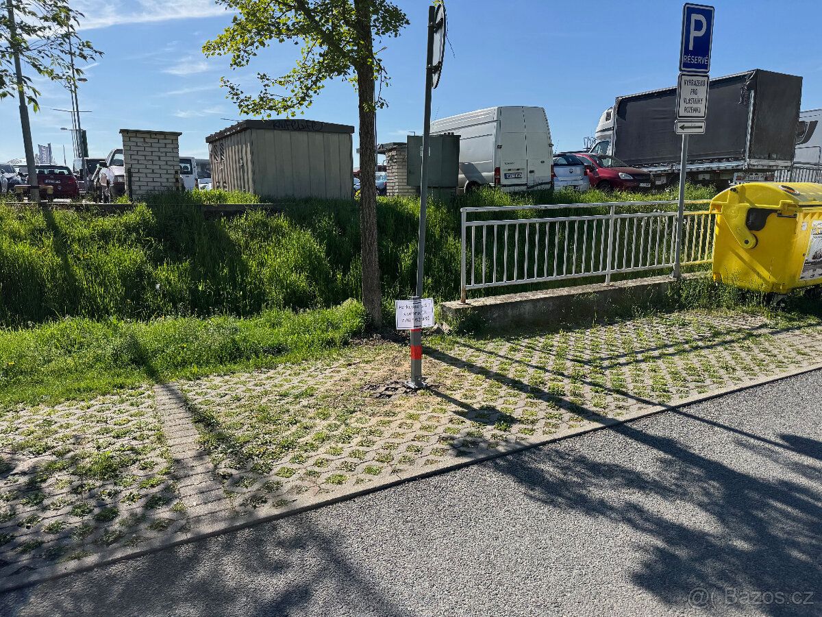 Nabízím k pronájmu vyhrazené parkovací stání ve Vestci u Pra