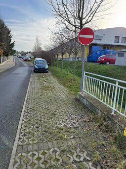 Nabízím k pronájmu vyhrazené parkovací stání ve Vestci u Pra