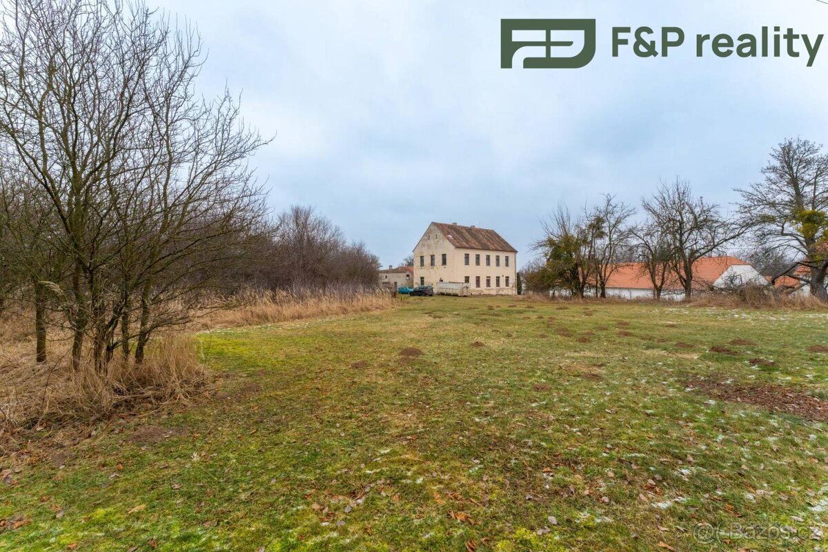 Prodej stavebního pozemku 1 400 m² určeného k výstavbě – Spy