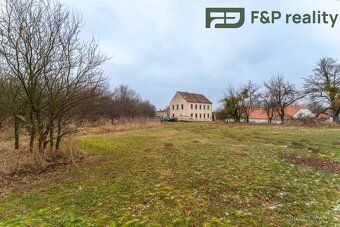 Prodej stavebního pozemku 1 400 m² určeného k výstavbě – Spy