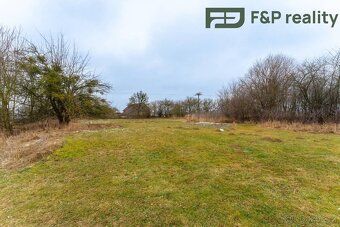 Prodej stavebního pozemku 1 400 m² určeného k výstavbě – Spy