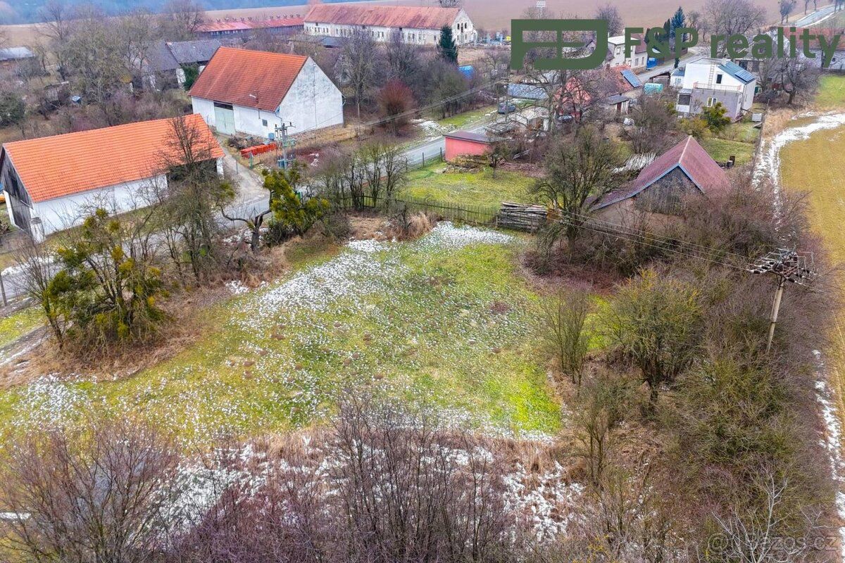 Prodej stavebního pozemku 1 400 m² určeného k výstavbě – Spy