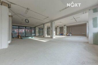 Nabízíme k pronájmu přízemní komerční prostor o výměře 263,8