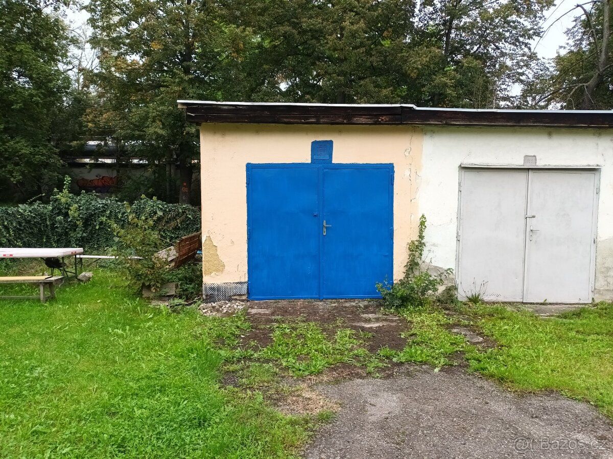 Garáž v Havlíčkově kolonii.