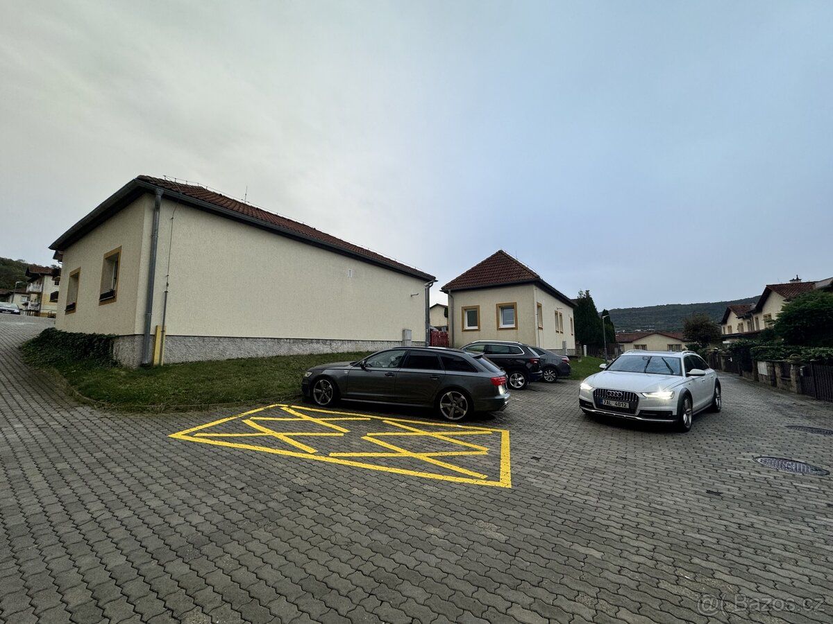 Nabízím do pronájmu parkovací místo na Strážišti 1915 v kada