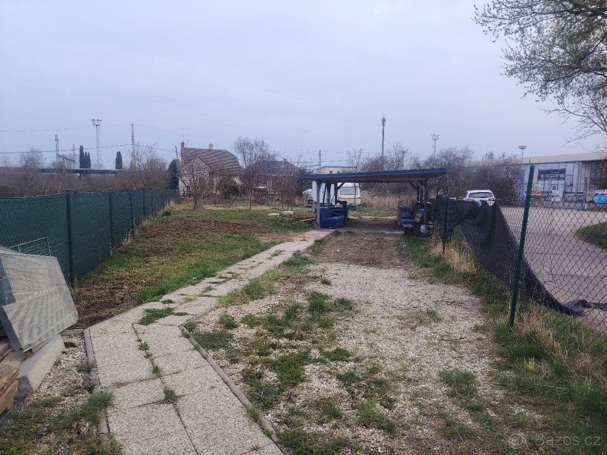 Možnost elektřiny a užitkové vody Pozemek přístupný za dvou 